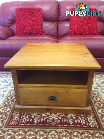 Wanted: Hardly used timber Bendigo1 drawer lamp/coffee table with metal handle