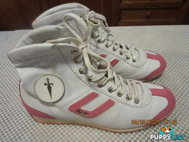Cesare Paciotti 4US Women’s medium sized ankle Boots size39  white/pink genuine Italian leather,