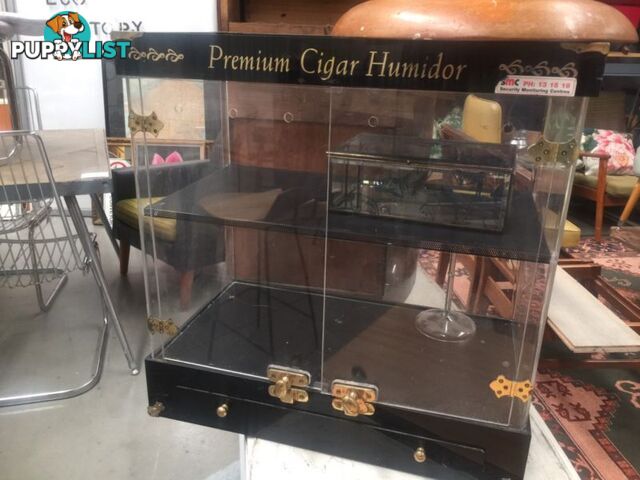 Vintage premium cigar humidor