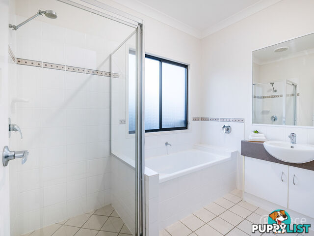 6 York Close Oxley QLD 4075