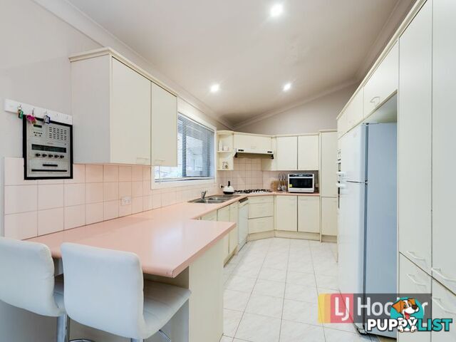 16 Lawson Way ENDEAVOUR HILLS VIC 3802