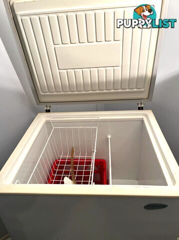 Kelvinator Chest Freezer – Model HY210 – Reliable & Spacious