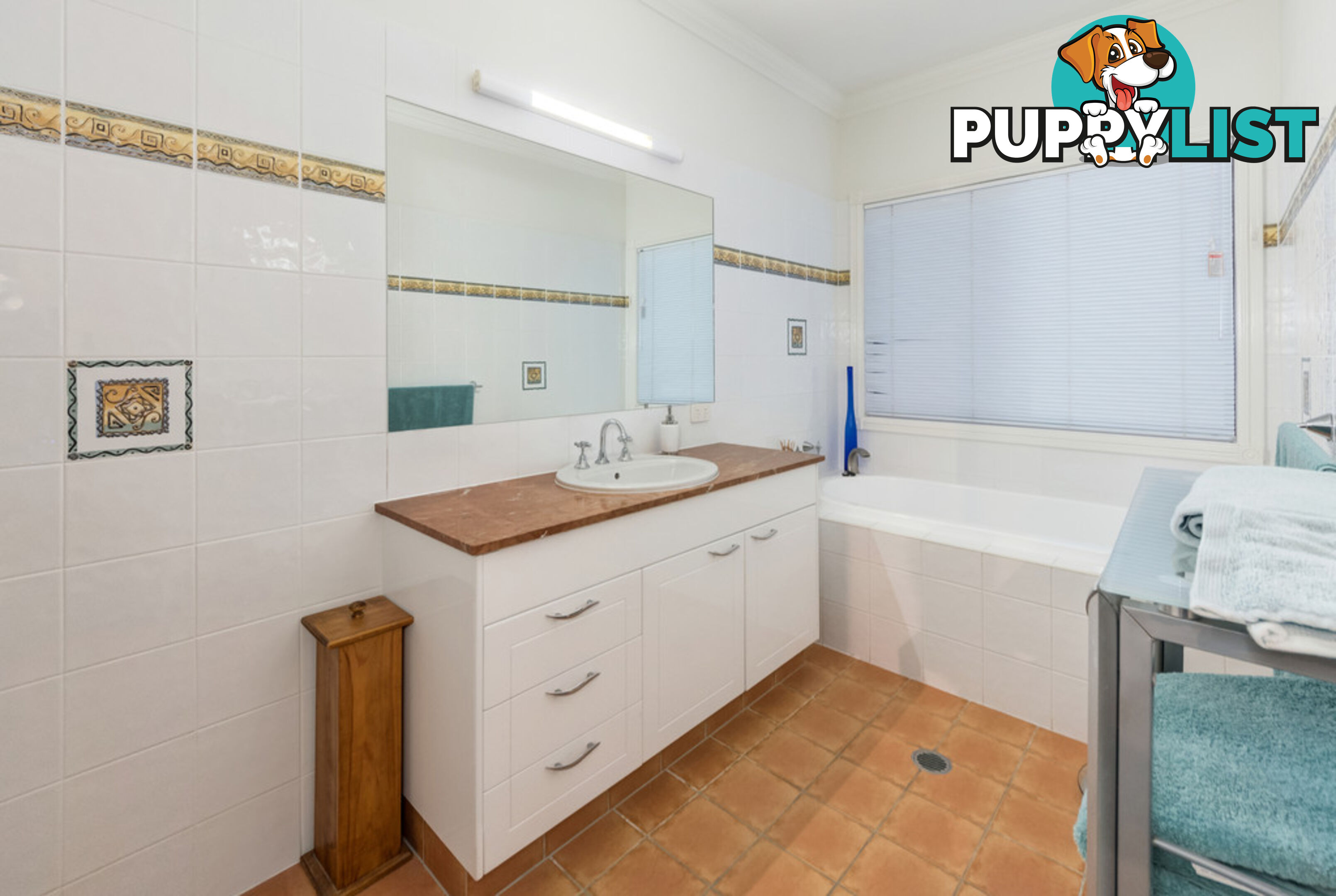 112 Sir Bruce Small Blvd BENOWA WATERS QLD 4217