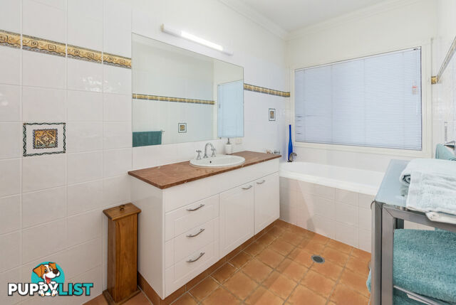 112 Sir Bruce Small Blvd BENOWA WATERS QLD 4217