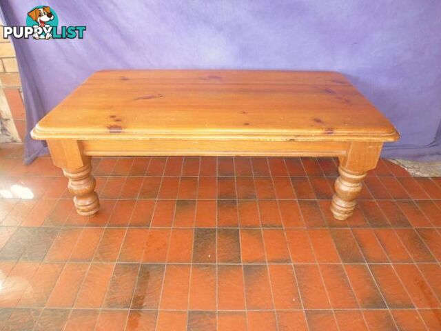 Coffee Table, Turned Leg, 364042