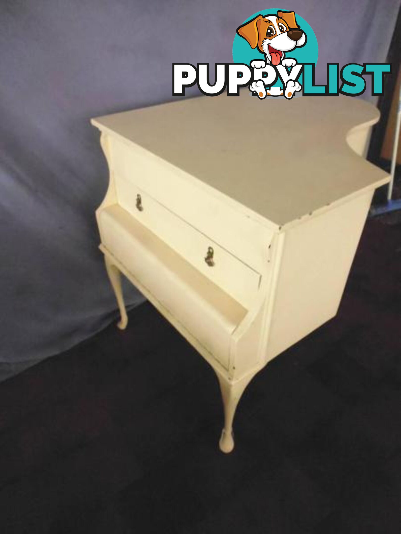 Piano-Shaped Bar, 369991