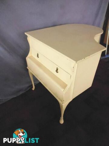 Piano-Shaped Bar, 369991