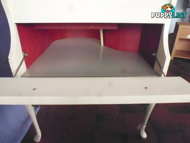 Piano-Shaped Bar, 369991