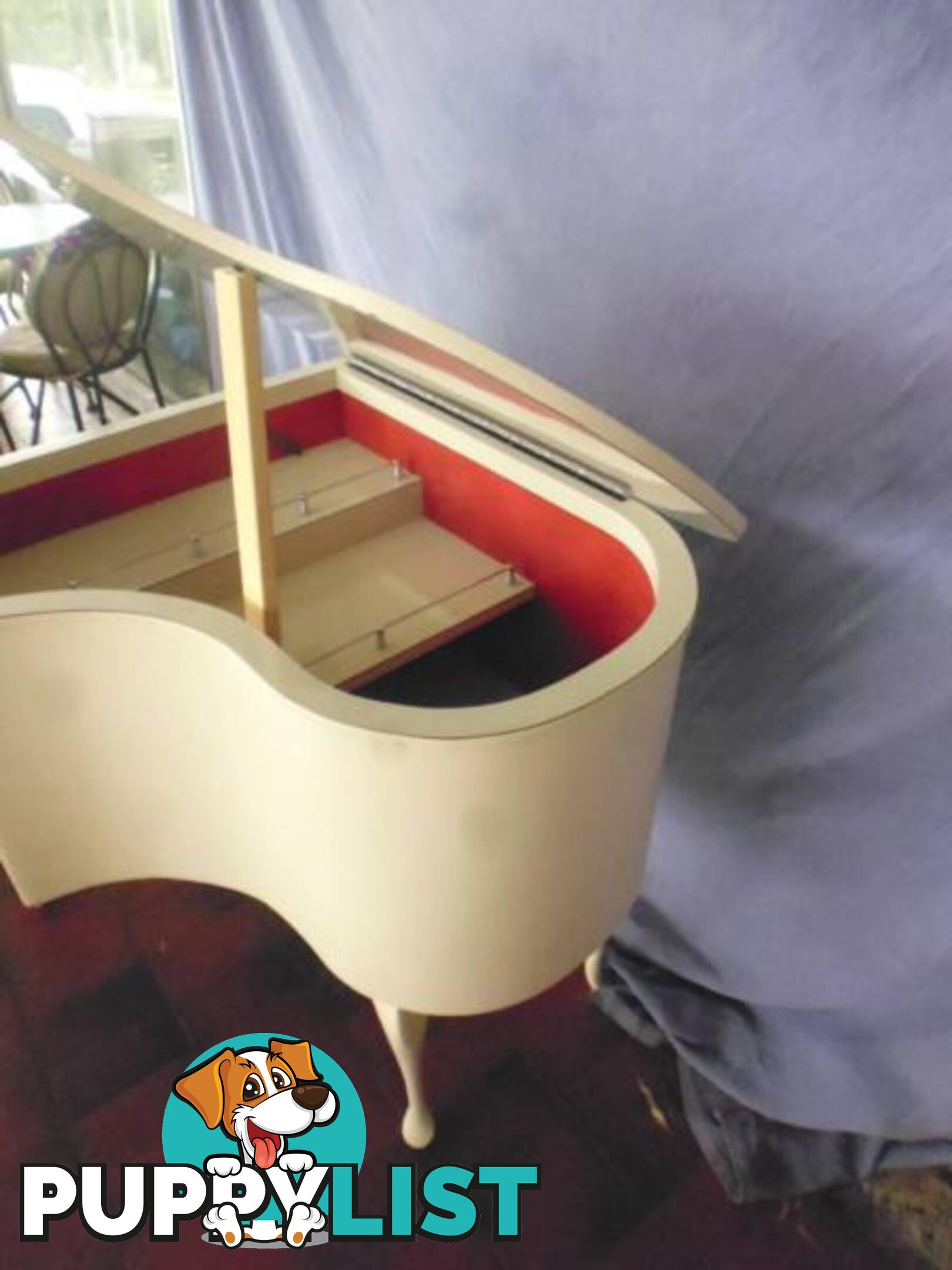 Piano-Shaped Bar, 369991