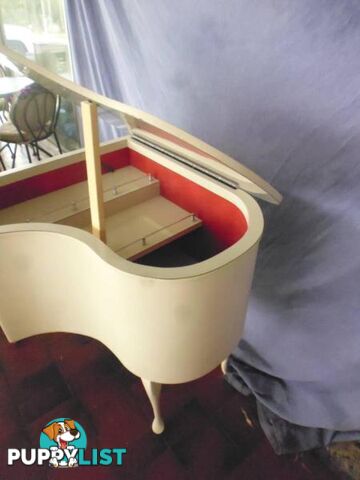 Piano-Shaped Bar, 369991