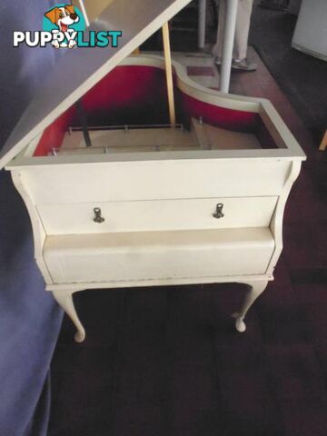 Piano-Shaped Bar, 369991