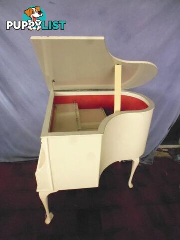 Piano-Shaped Bar, 369991