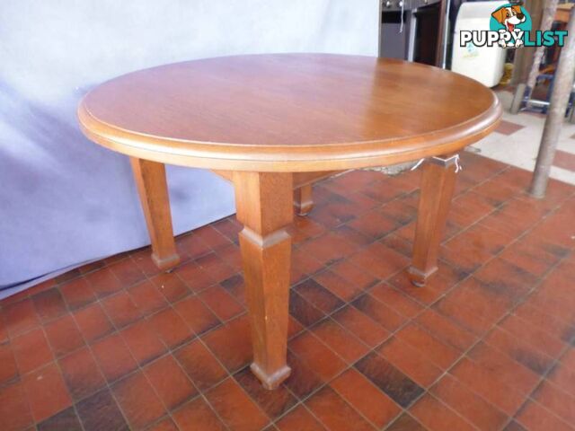 Table, Round, 4 Legs, 367713