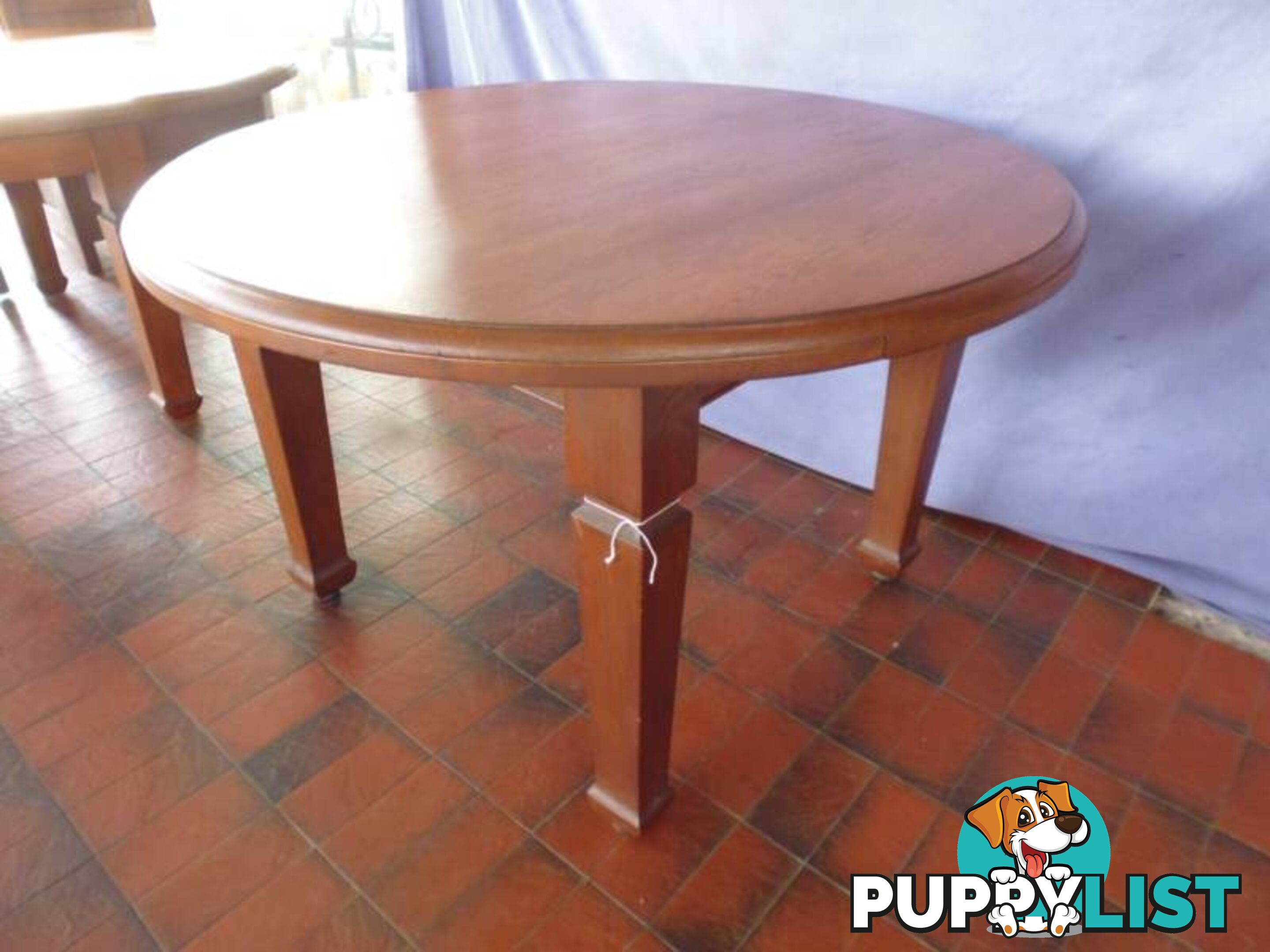 Table, Round, 4 Legs, 367713