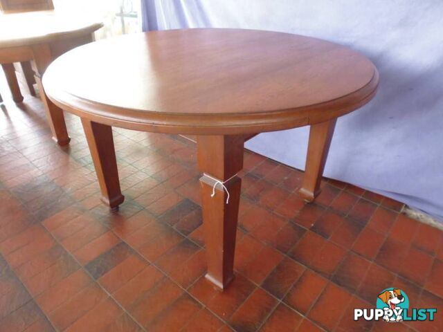 Table, Round, 4 Legs, 367713