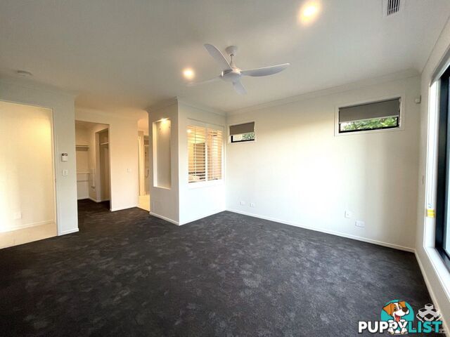 5034 EMERALD ISLAND DRIVE Carrara QLD 4211