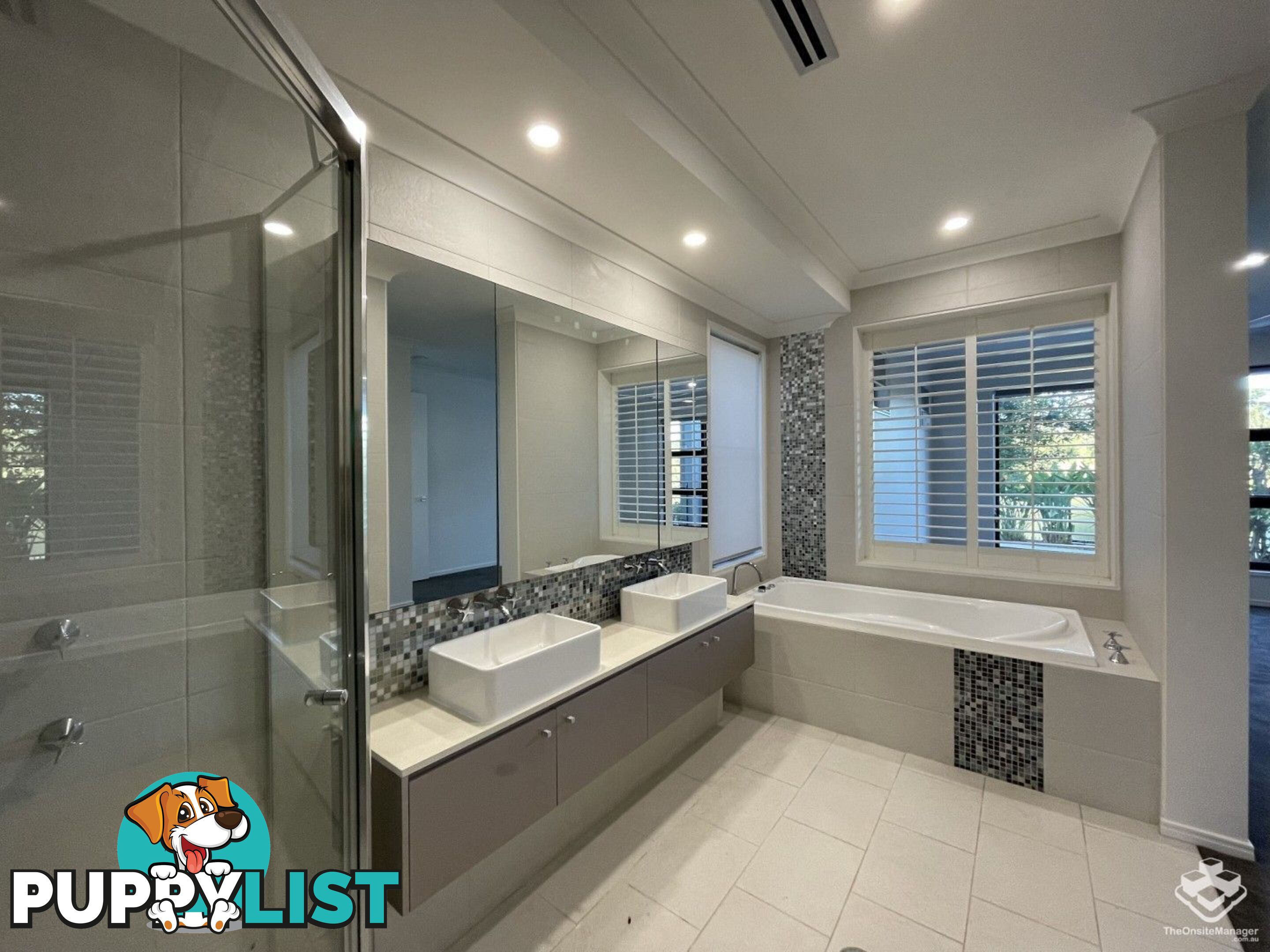 5034 EMERALD ISLAND DRIVE Carrara QLD 4211