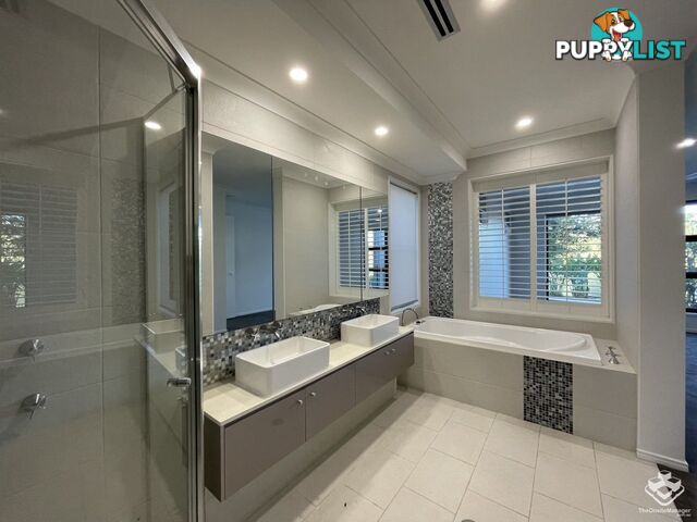 5034 EMERALD ISLAND DRIVE Carrara QLD 4211