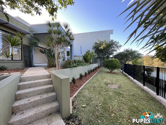 5034 EMERALD ISLAND DRIVE Carrara QLD 4211
