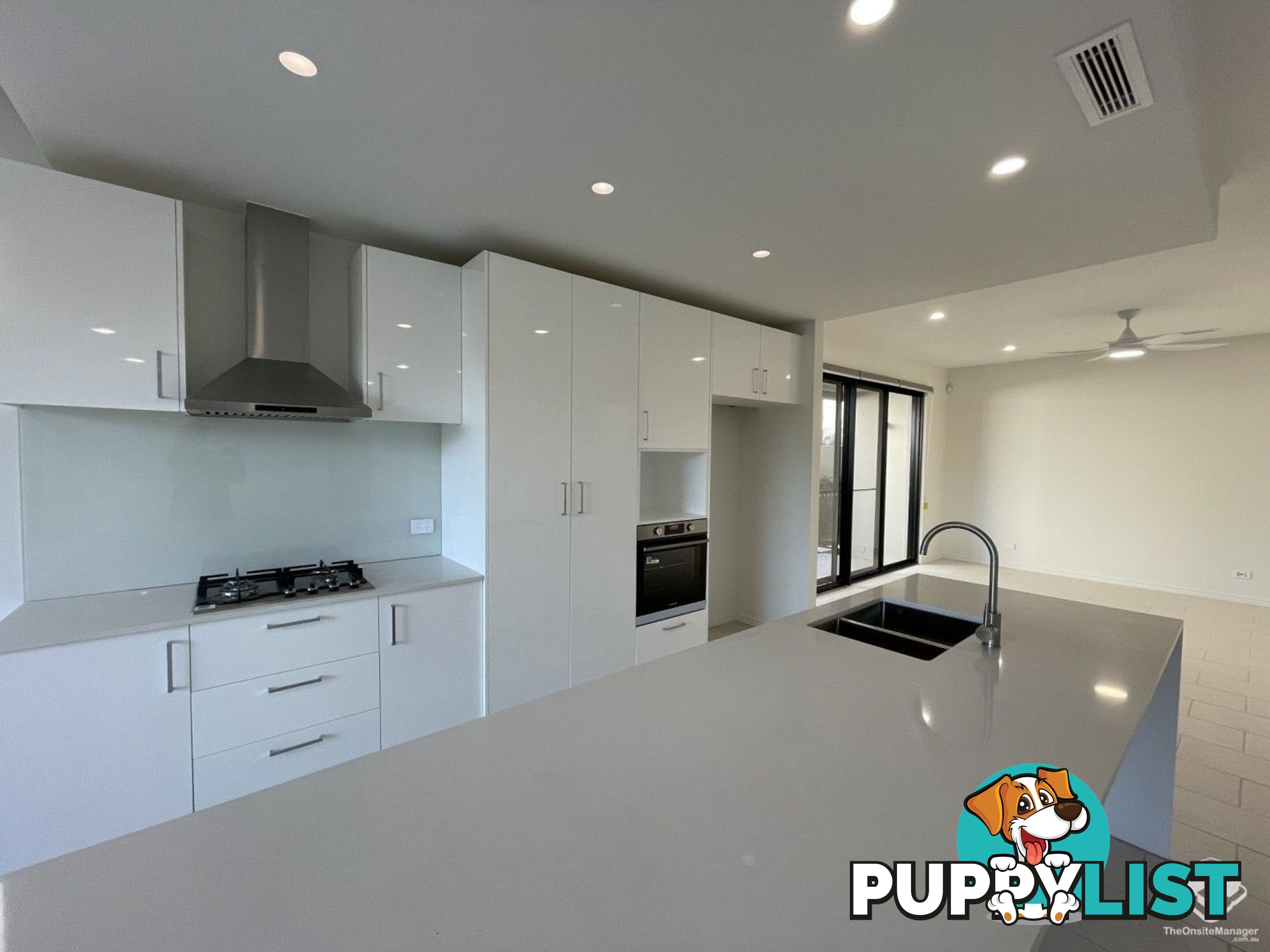 5034 EMERALD ISLAND DRIVE Carrara QLD 4211
