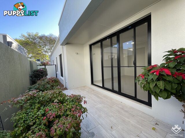 5034 EMERALD ISLAND DRIVE Carrara QLD 4211