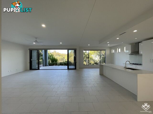 5034 EMERALD ISLAND DRIVE Carrara QLD 4211