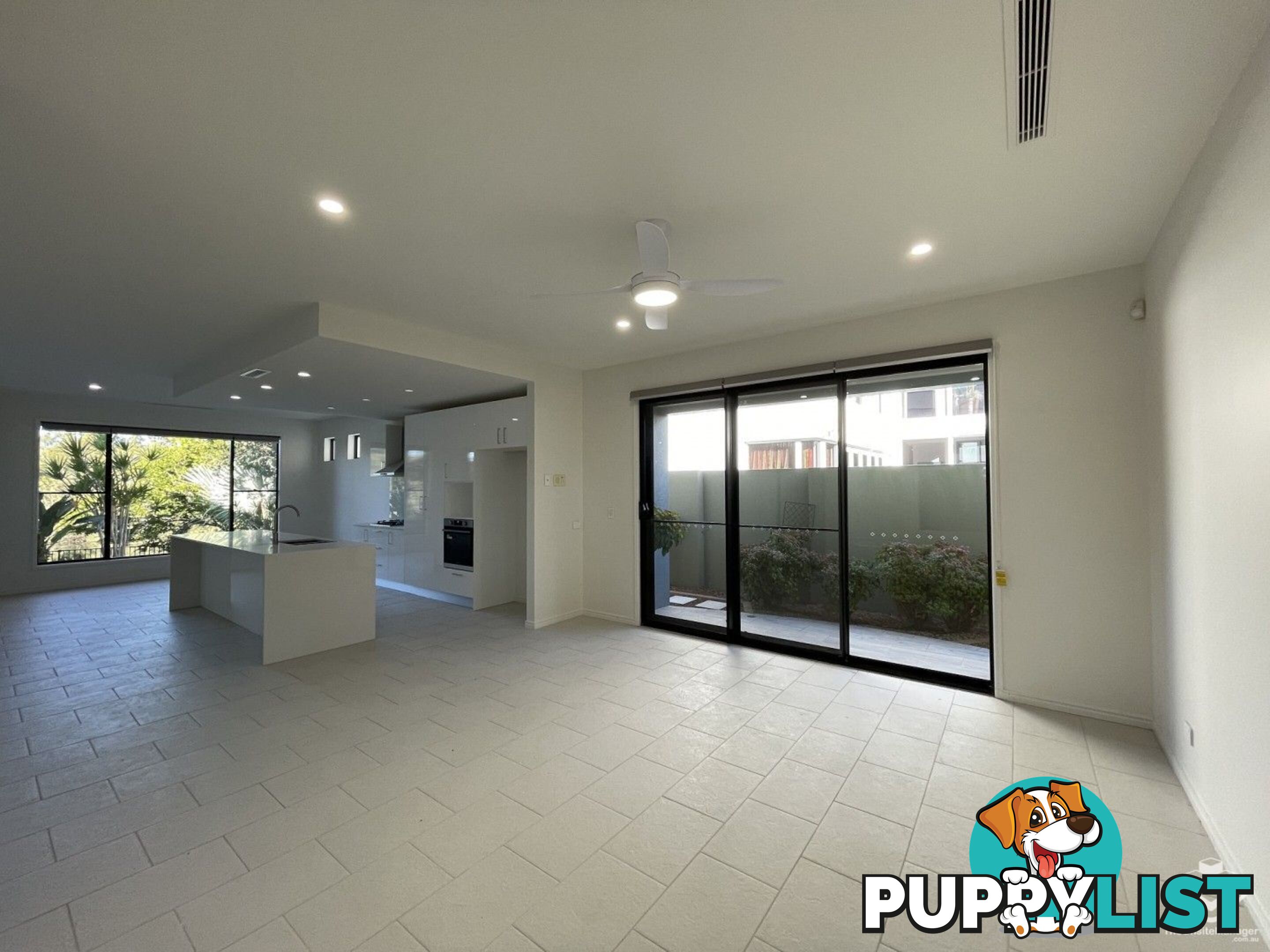 5034 EMERALD ISLAND DRIVE Carrara QLD 4211