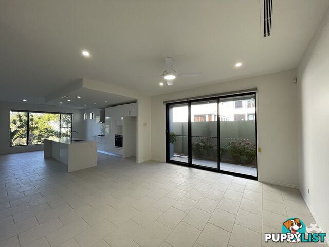 5034 EMERALD ISLAND DRIVE Carrara QLD 4211