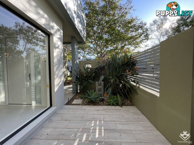 5034 EMERALD ISLAND DRIVE Carrara QLD 4211