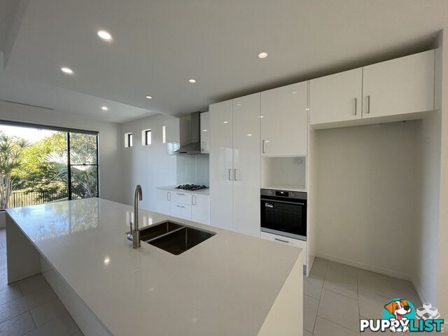 5034 EMERALD ISLAND DRIVE Carrara QLD 4211