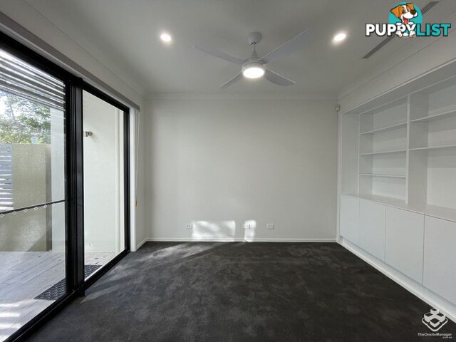 5034 EMERALD ISLAND DRIVE Carrara QLD 4211