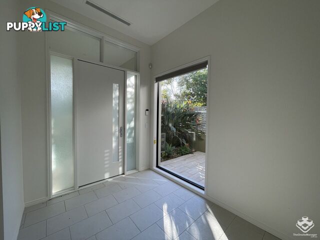 5034 EMERALD ISLAND DRIVE Carrara QLD 4211