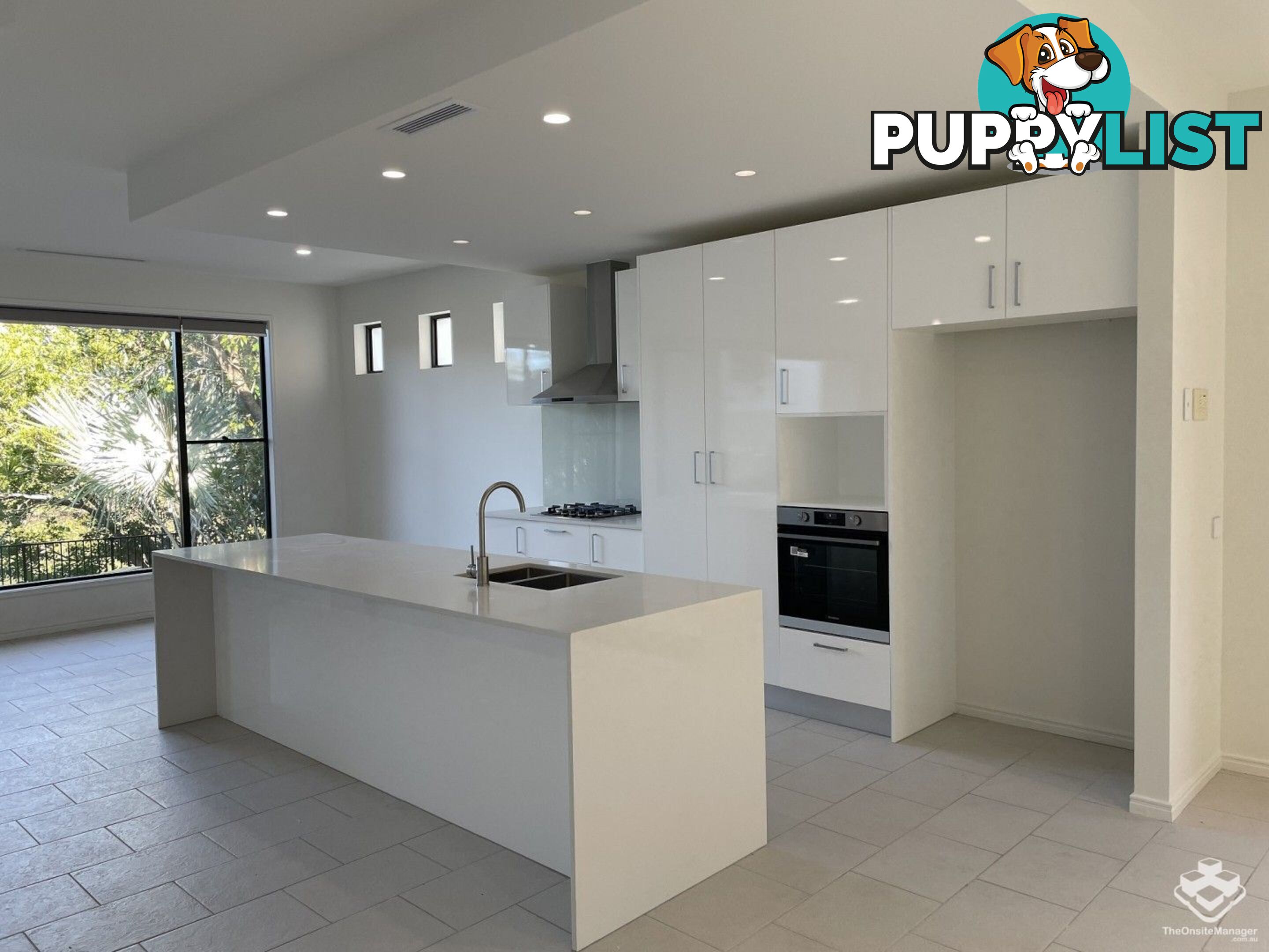 5034 EMERALD ISLAND DRIVE Carrara QLD 4211