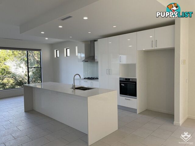 5034 EMERALD ISLAND DRIVE Carrara QLD 4211