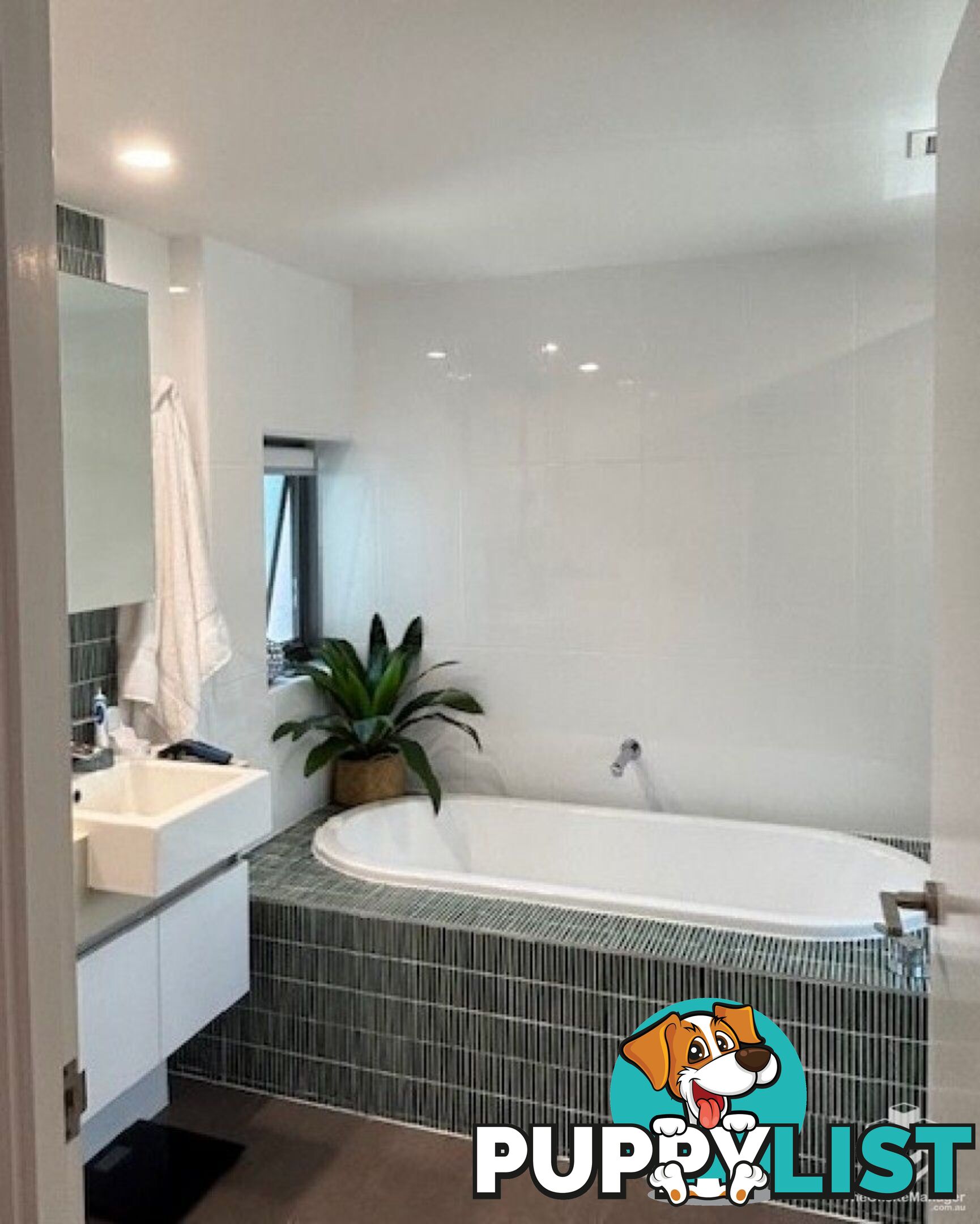 t17/28 Bayview Street Runaway Bay QLD 4216