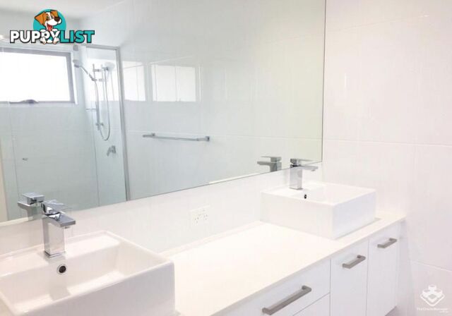 10/2 Waters Close Hope Island QLD 4212