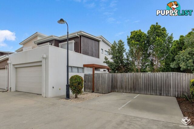 10/2 Waters Close Hope Island QLD 4212