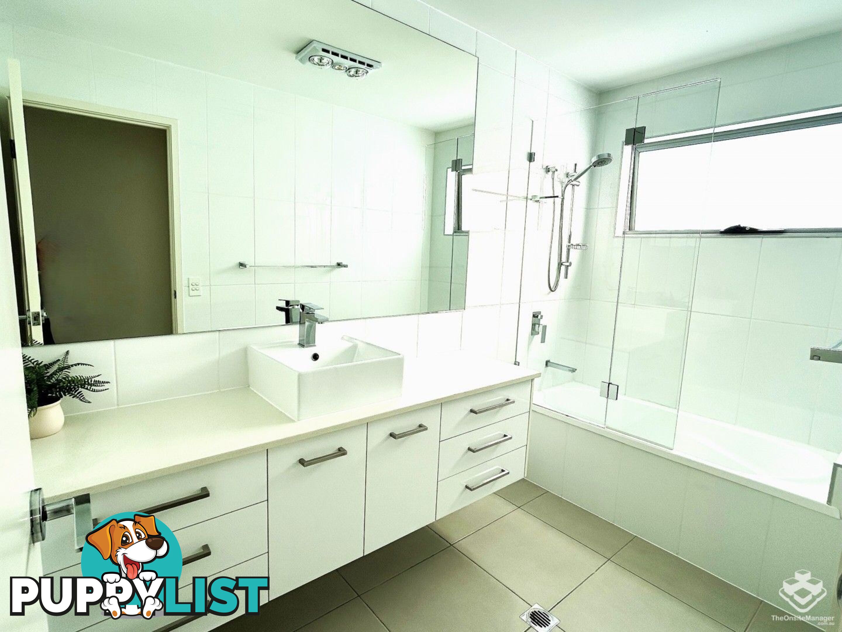 10/2 Waters Close Hope Island QLD 4212