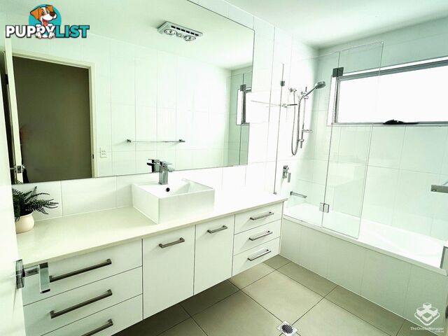 10/2 Waters Close Hope Island QLD 4212