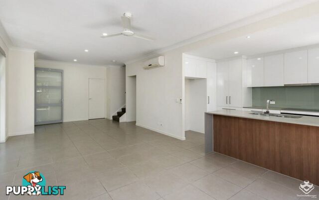 10/2 Waters Close Hope Island QLD 4212