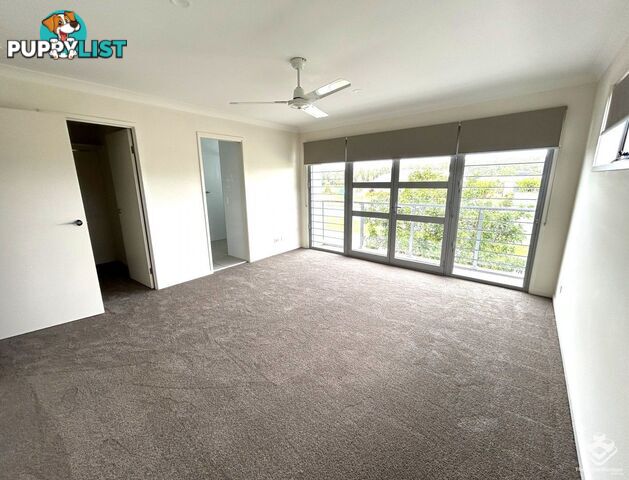 10/2 Waters Close Hope Island QLD 4212