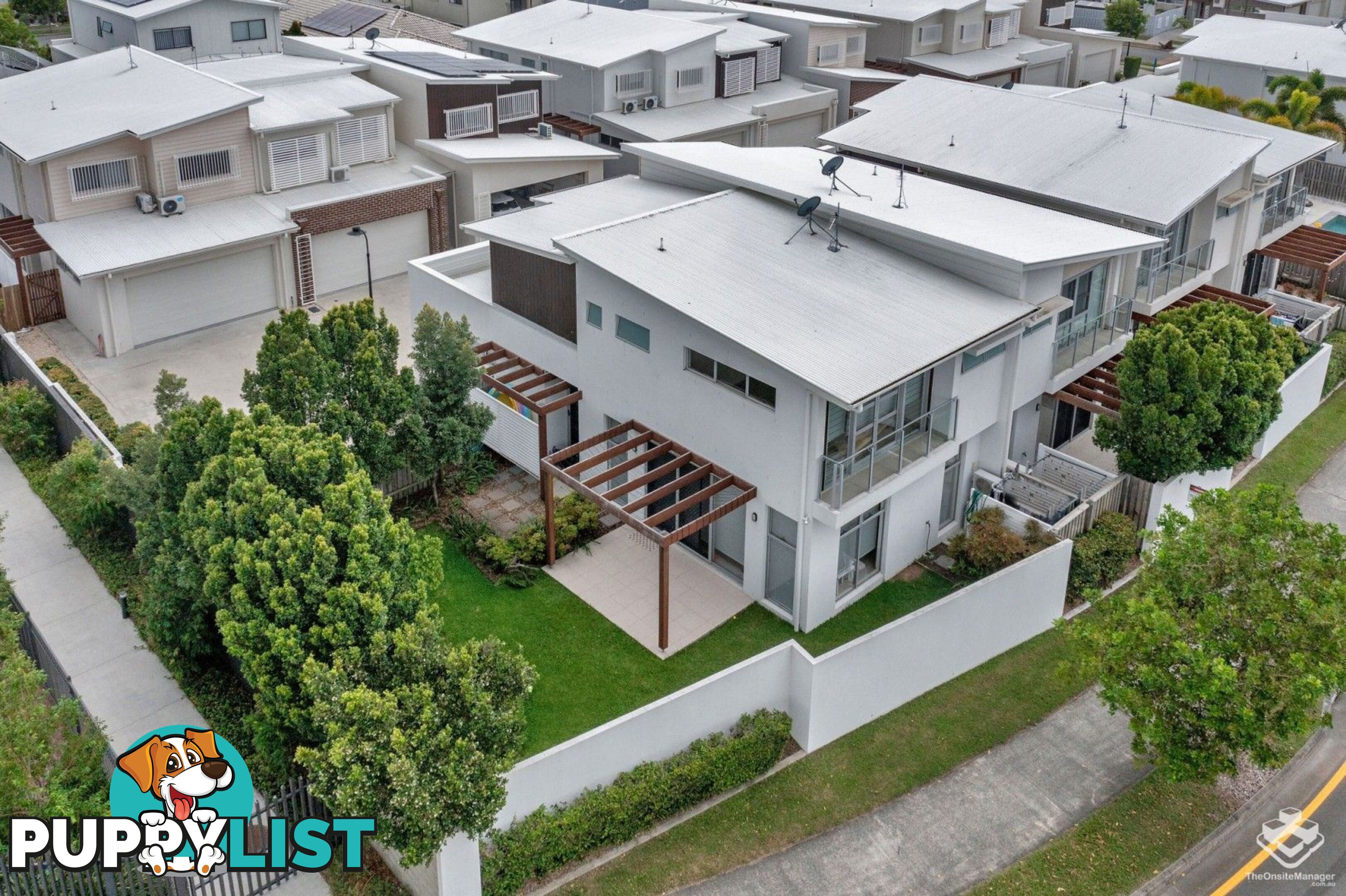 10/2 Waters Close Hope Island QLD 4212