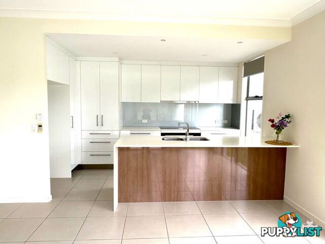 10/2 Waters Close Hope Island QLD 4212