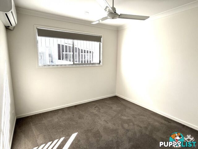 10/2 Waters Close Hope Island QLD 4212