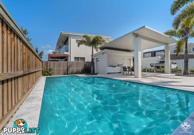 10/2 Waters Close Hope Island QLD 4212