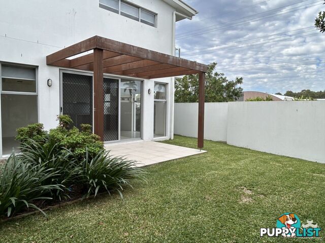 10/2 Waters Close Hope Island QLD 4212
