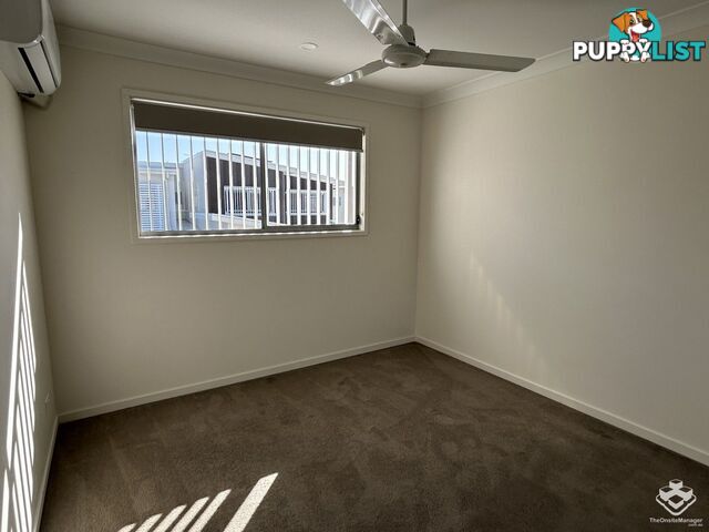 10/2 Waters Close Hope Island QLD 4212