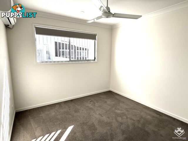 10/2 Waters Close Hope Island QLD 4212