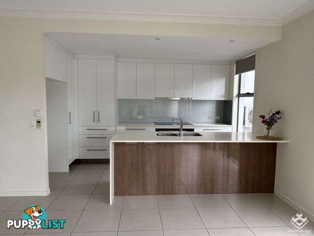 10/2 Waters Close Hope Island QLD 4212