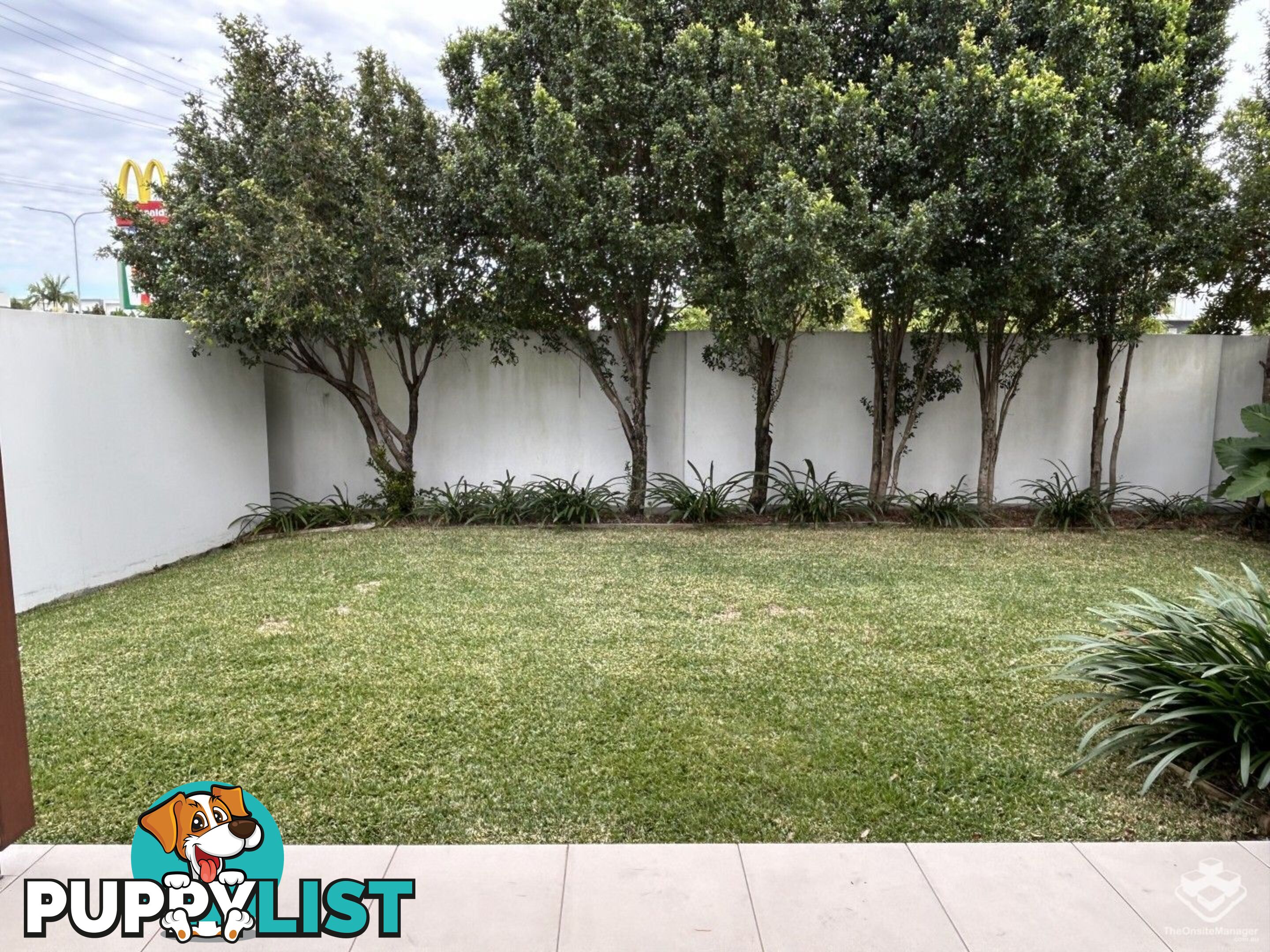 10/2 Waters Close Hope Island QLD 4212